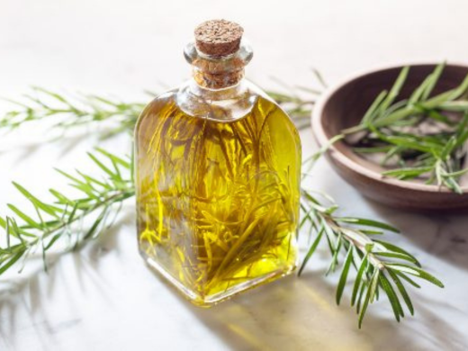 Huile essentielle romarin pour chute cheveux