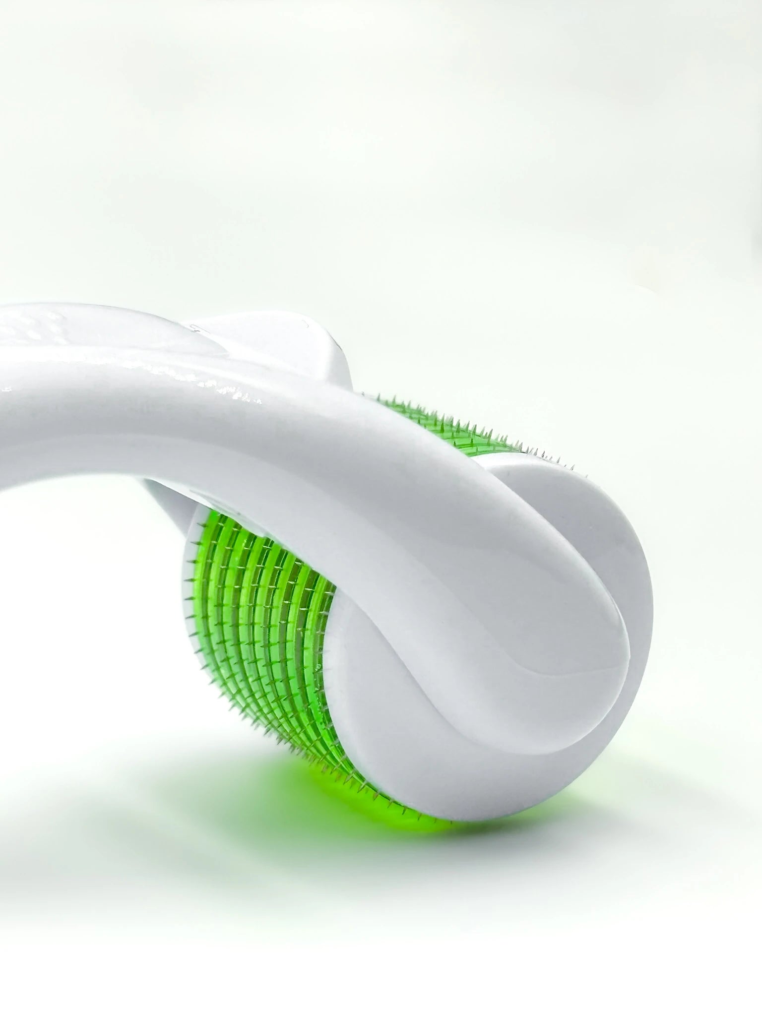 Vue rapprochée du rouleau microneedling vert Biologist Mood