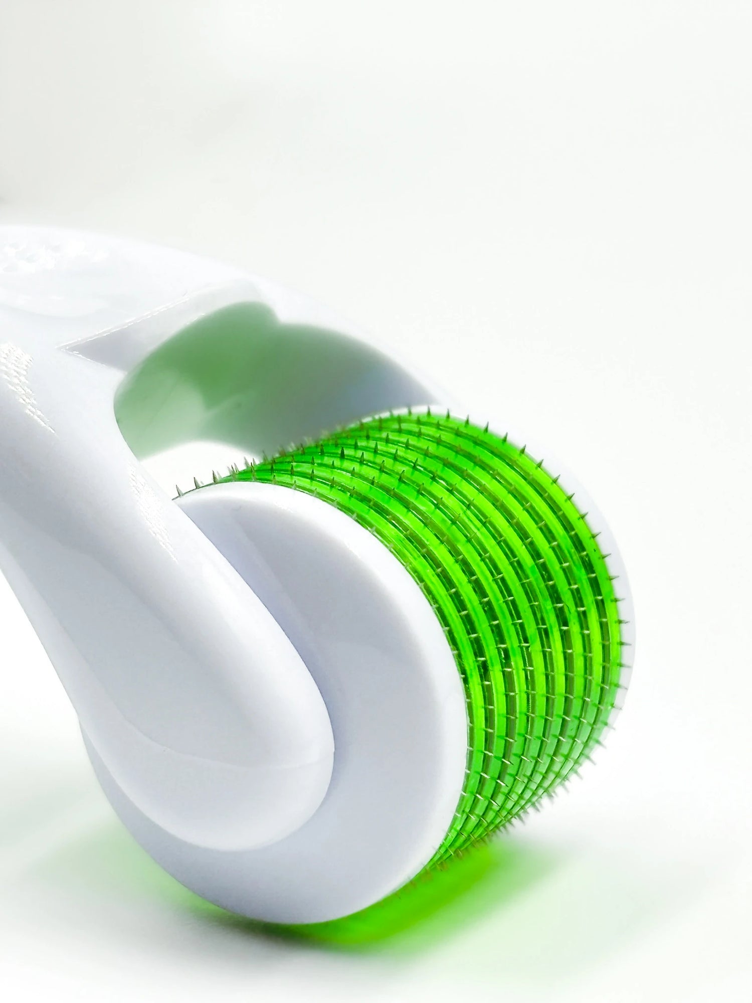 Zoom sur les micro-aiguilles du roller dermaroller Biologist Mood, conçu pour la repousse rapide et la stimulation du cuir chevelu