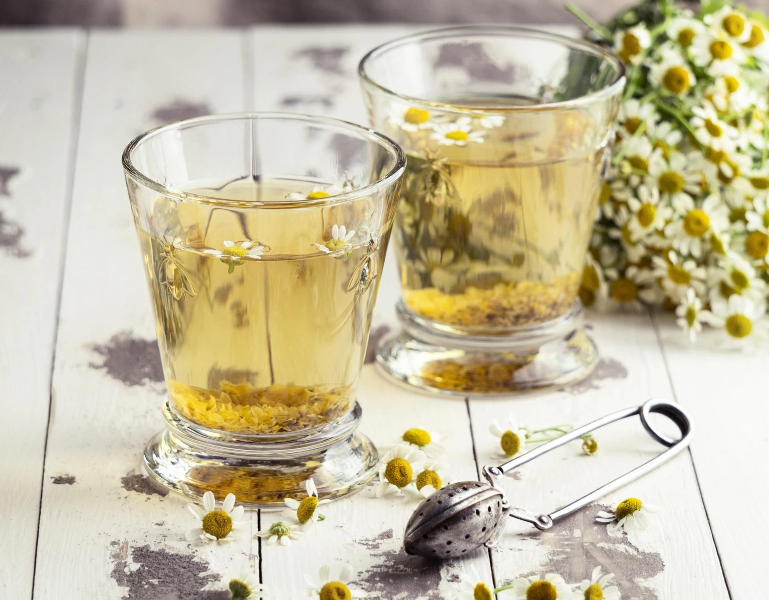 Tasses de tisane à la camomille apaisante, idéale pour calmer le cuir chevelu et adoucir les cheveux.