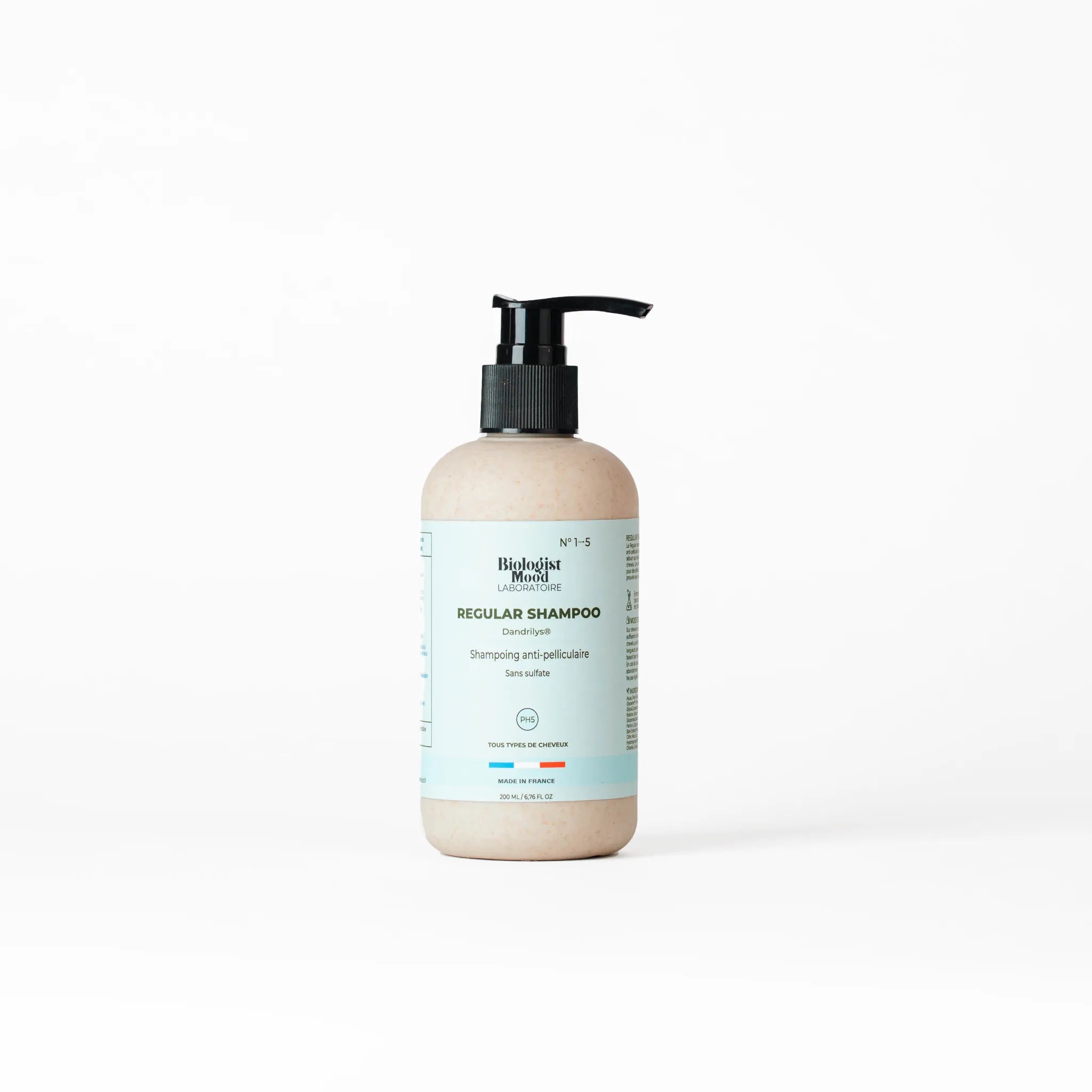 Flacon de shampoing sans sulfate vu de face sur fond blanc