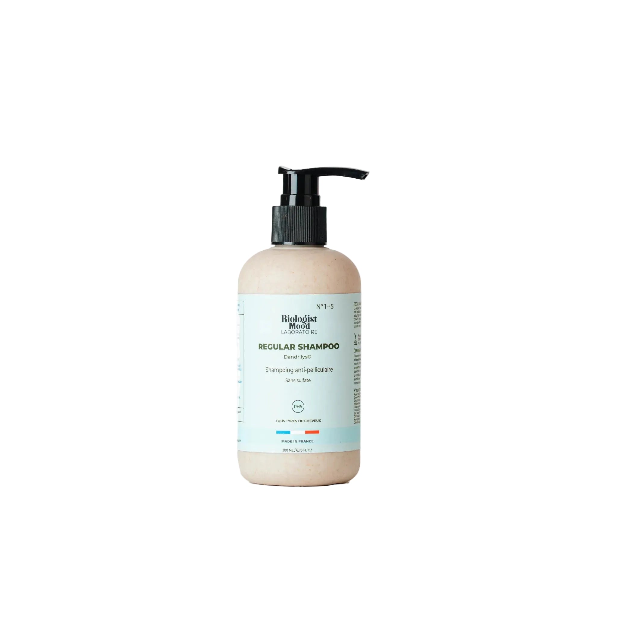 Flacon de shampoing sans sulfate vu de face sur fond blanc