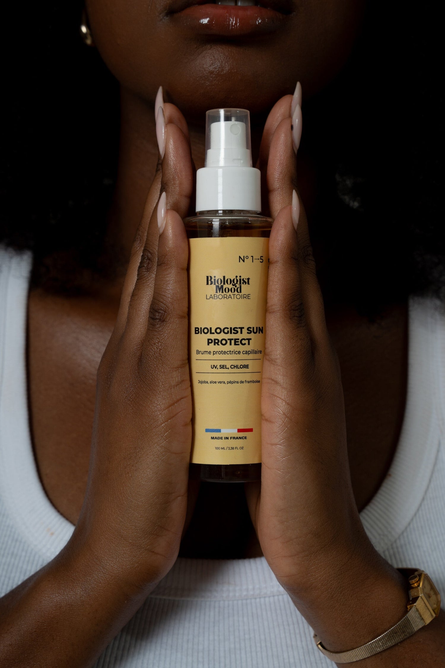 Comment protéger ses cheveux du soleil : le guide complet