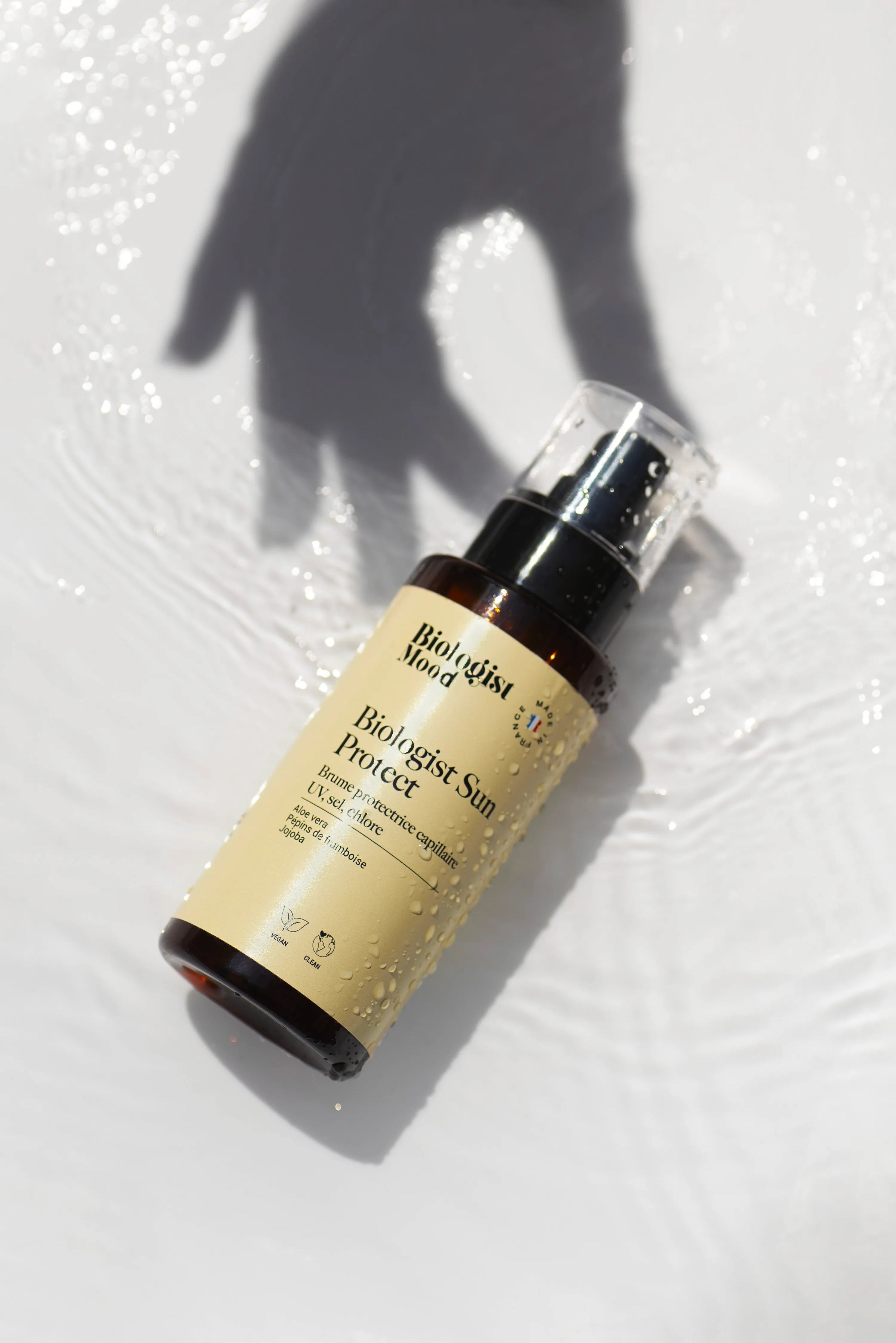 Spray protection solaire cheveux Biologist Mood posé au soleil pour protéger les cheveux des UV