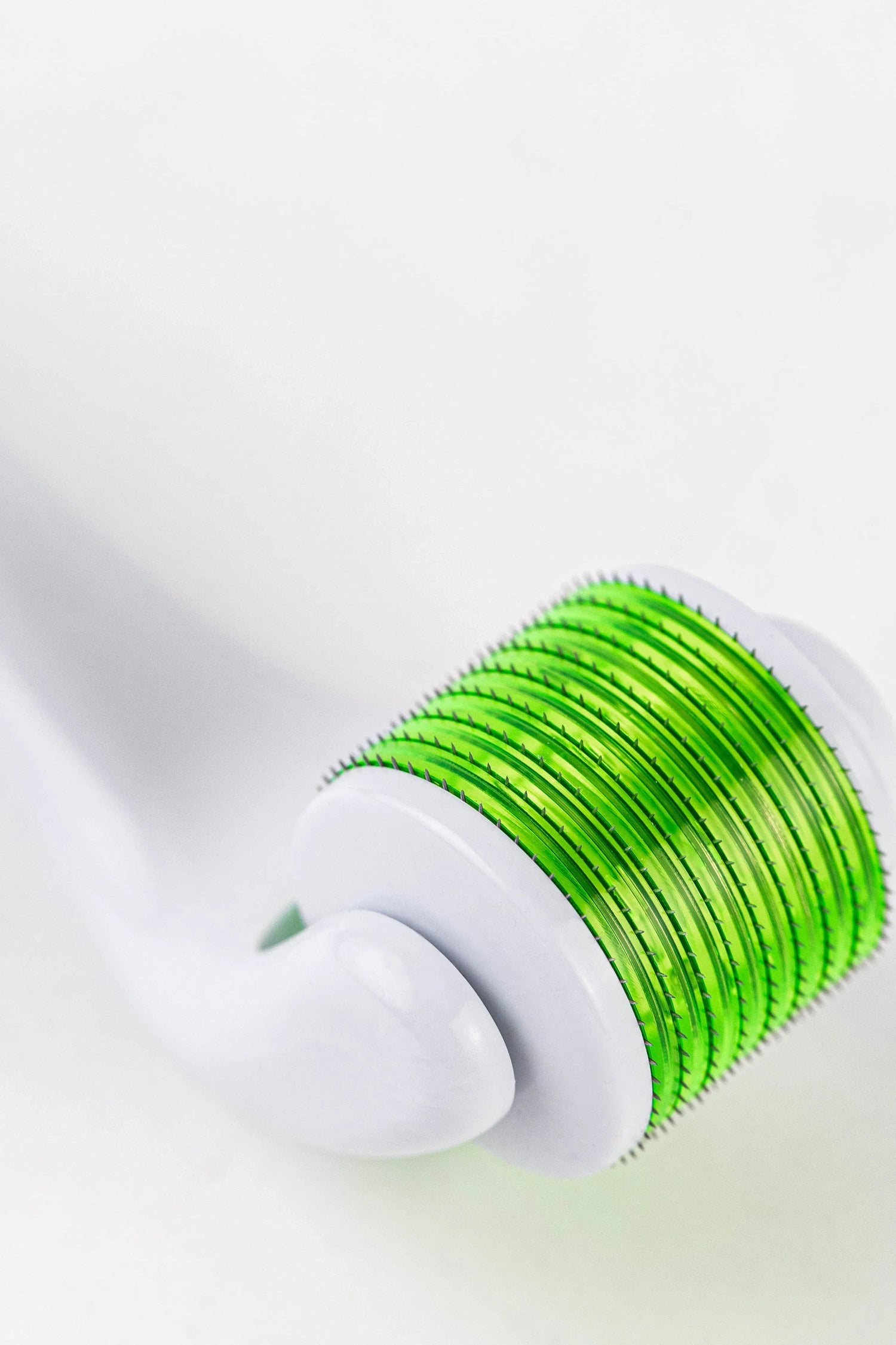 Dermaroller cheveux vert pour stimuler la pousse des cheveux et améliorer la densité capillaire grâce au microneedling