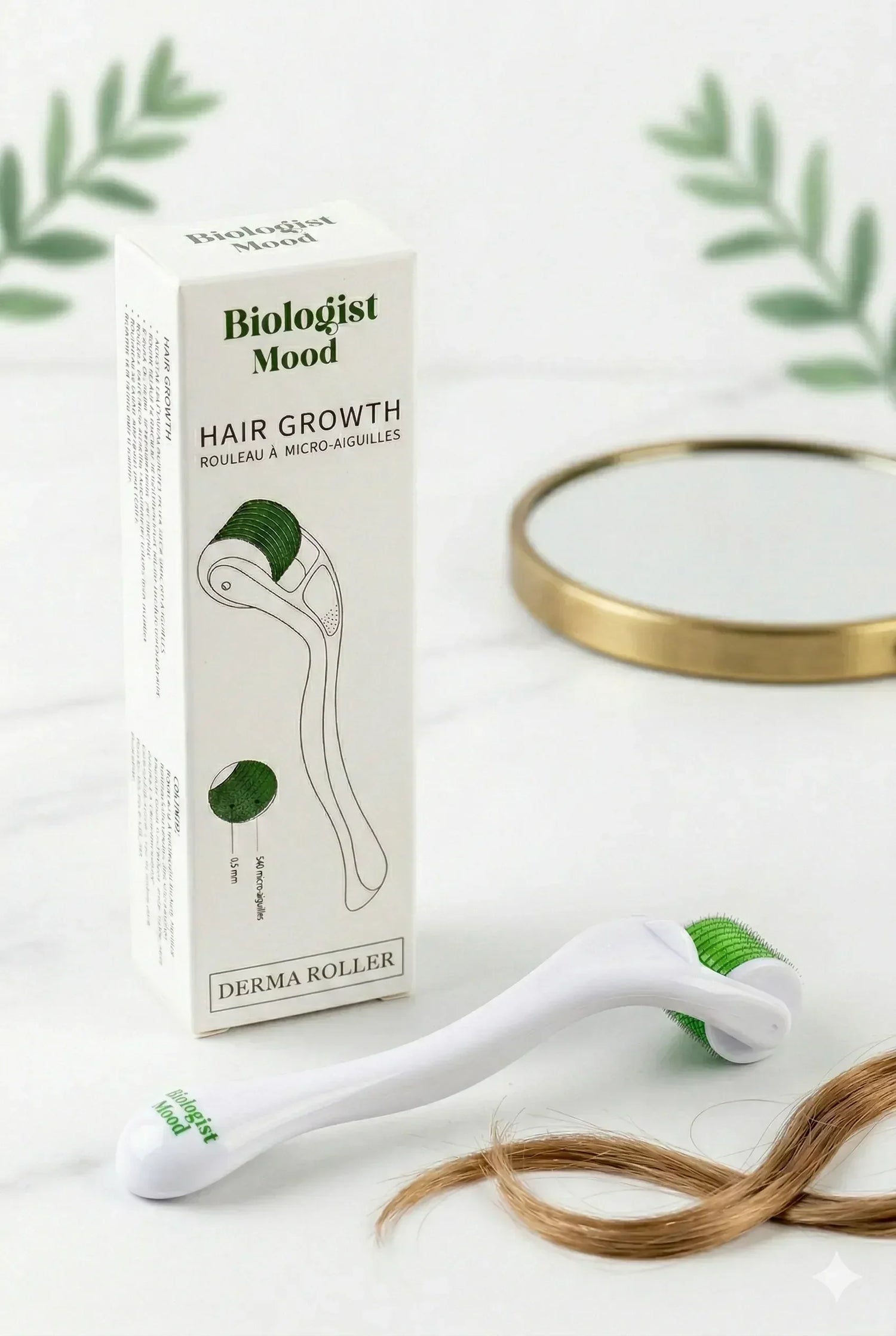 Dermaroller cheveux Biologist Mood posé sur une surface blanche avec sa boîte, utilisé pour stimuler la pousse des cheveux et activer la microcirculation du cuir chevelu.