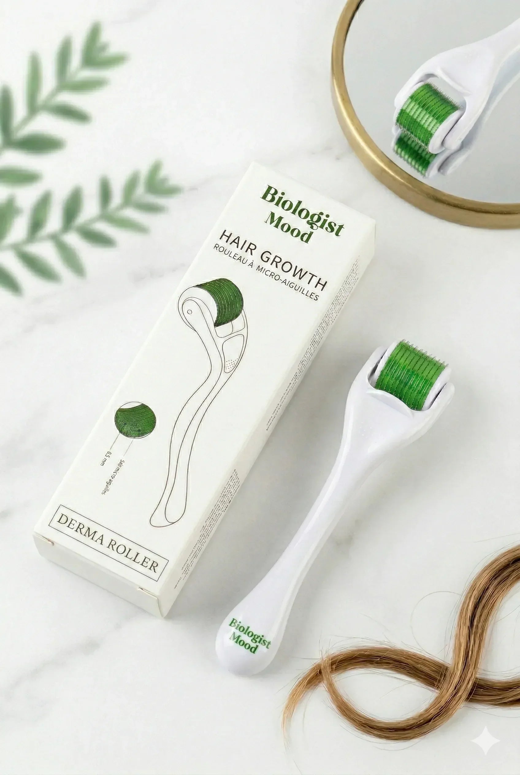Dermaroller cheveux Biologist Mood avec manche blanc et tête verte, présenté avec sa boîte sur fond blanc, utilisé pour stimuler la pousse et améliorer l’absorption des soins capillaires
