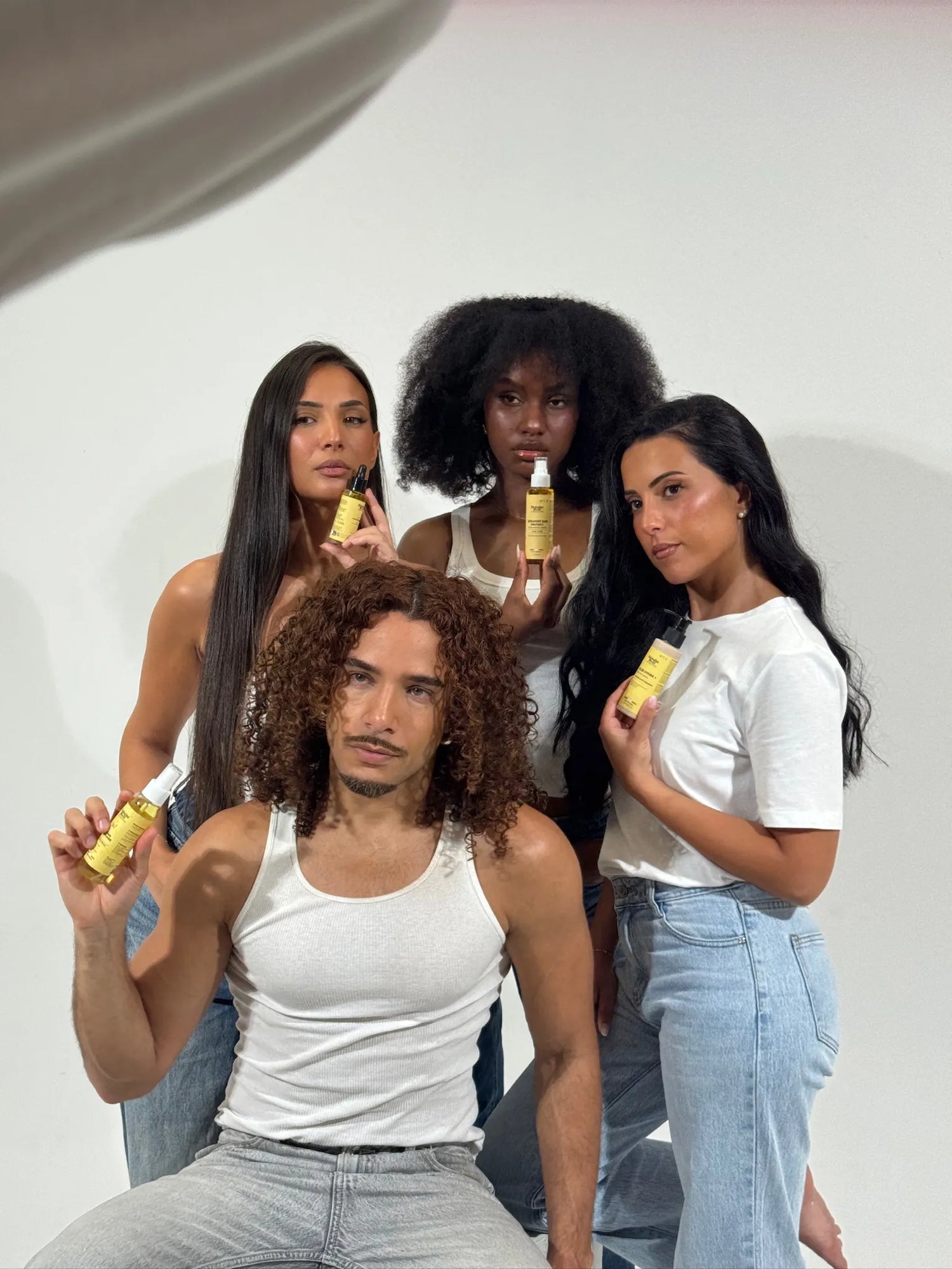 Femmes aux cheveux afro avec une routine capillaire adaptée aux cheveux crépus, bouclés et naturels