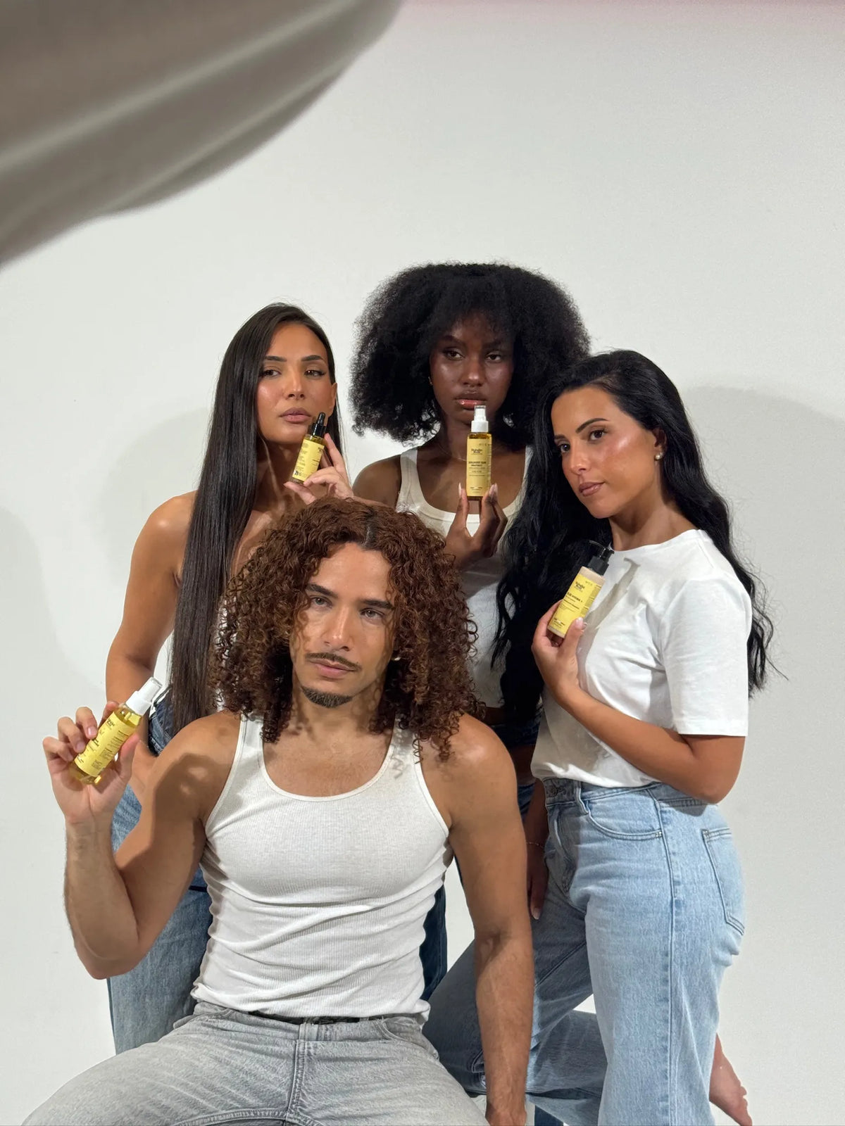 Personnes aux cheveux bouclés utilisant un diffuseur cheveux bouclés pour un séchage en douceur