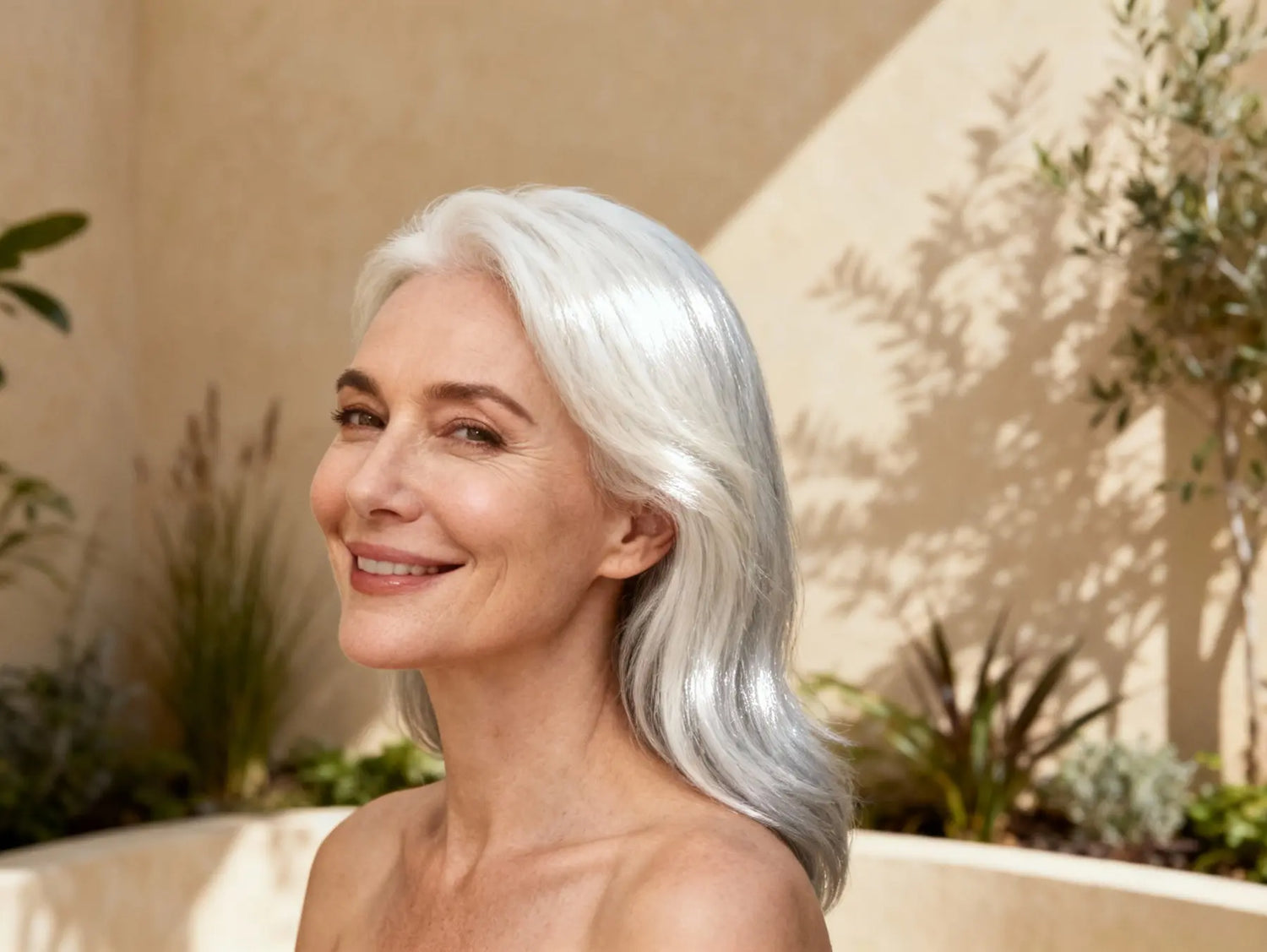 Portrait minimaliste d’une femme aux cheveux blancs et peau claire, dans un style éditorial naturel sur fond neutre