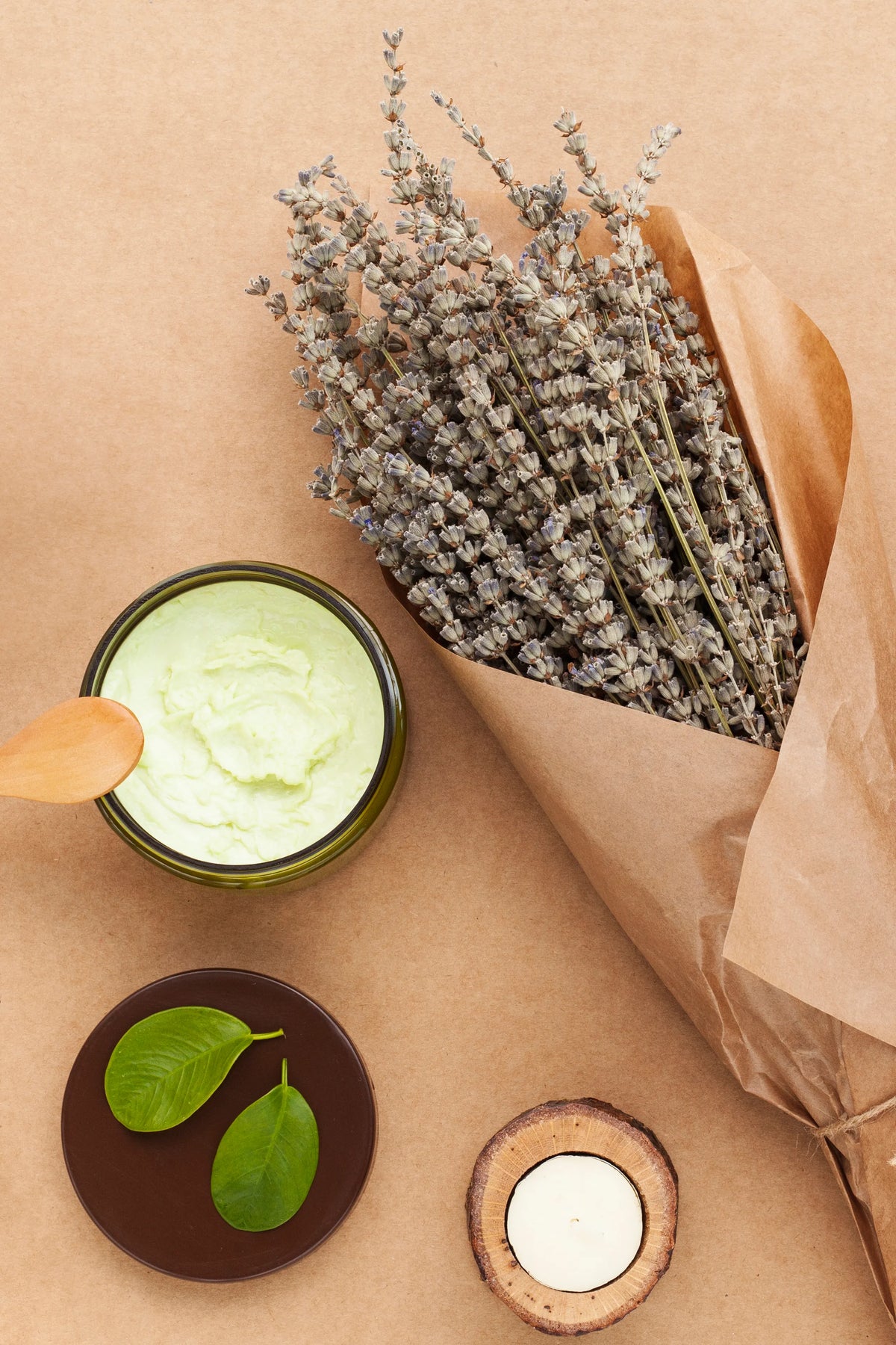 Coloration végétale et henné naturel avec des plantes utilisées pour colorer les cheveux.