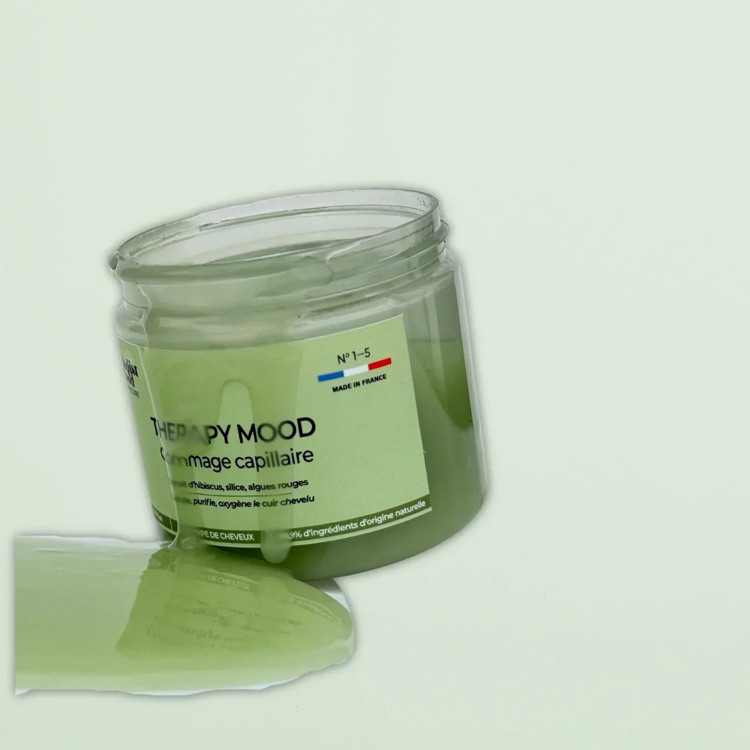 Gommage capillaire naturel appliqué sur le cuir chevelu pour exfolier les racines, éliminer les impuretés et favoriser une croissance des cheveux saine.