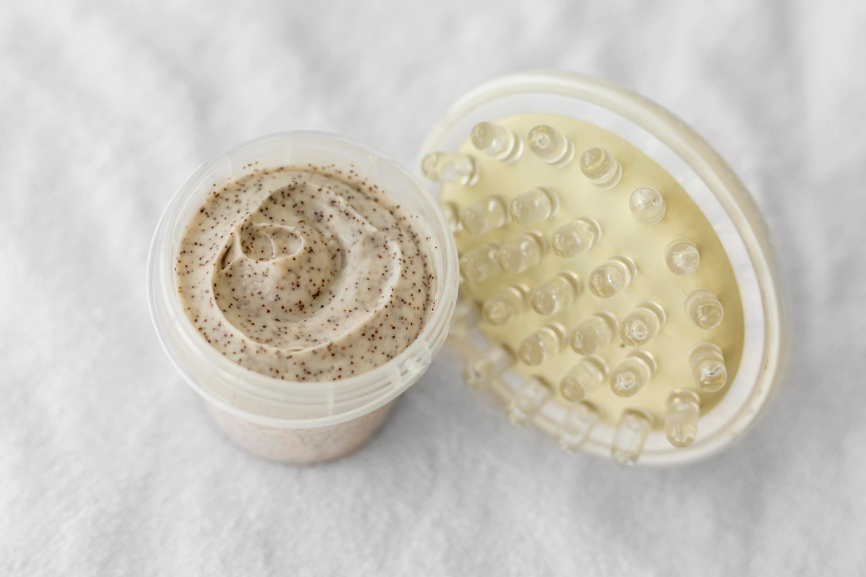 Application d’un masque hydratant sur cheveux bouclés pour nourrir, définir et revitaliser les boucles