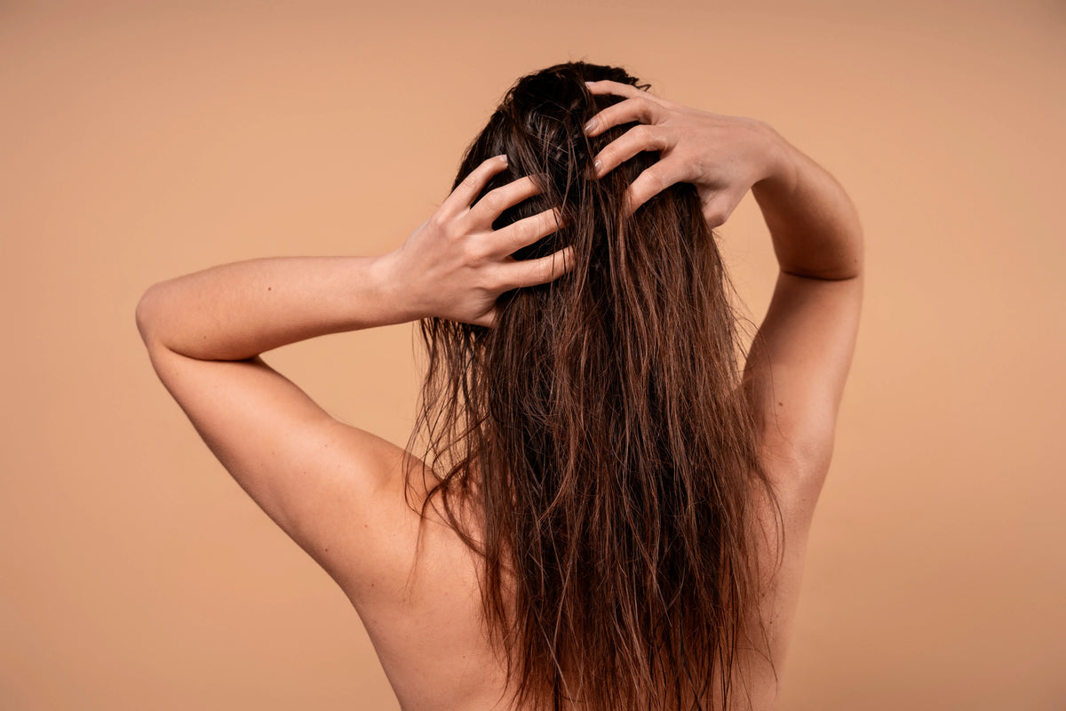 Massage du cuir chevelu pour stimuler le volume des cheveux fins.