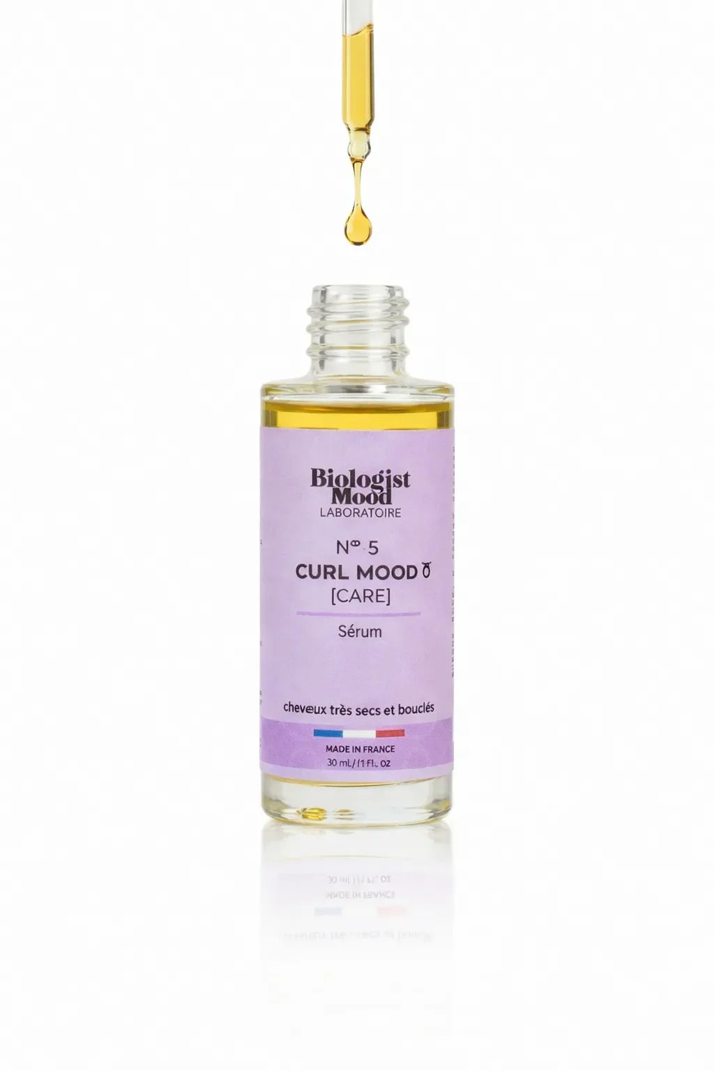 sérum cheveux Biologist Mood avec pipette appliquant une huile nourrissante pour hydrater, réparer et faire briller les cheveux