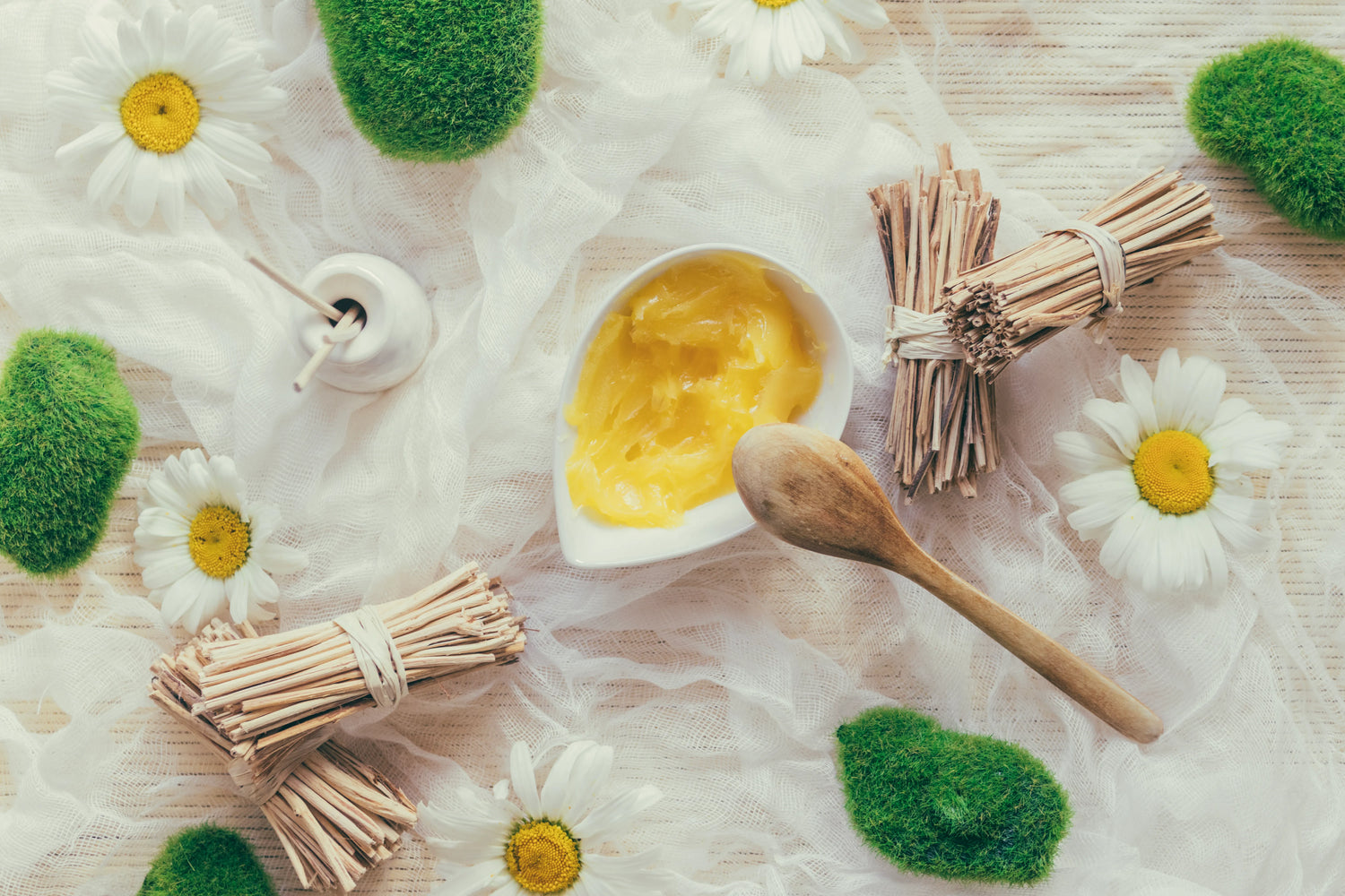 Beurre de karité naturel en morceaux pour masque cheveux nourrissant et réparation des cheveux secs et abîmés