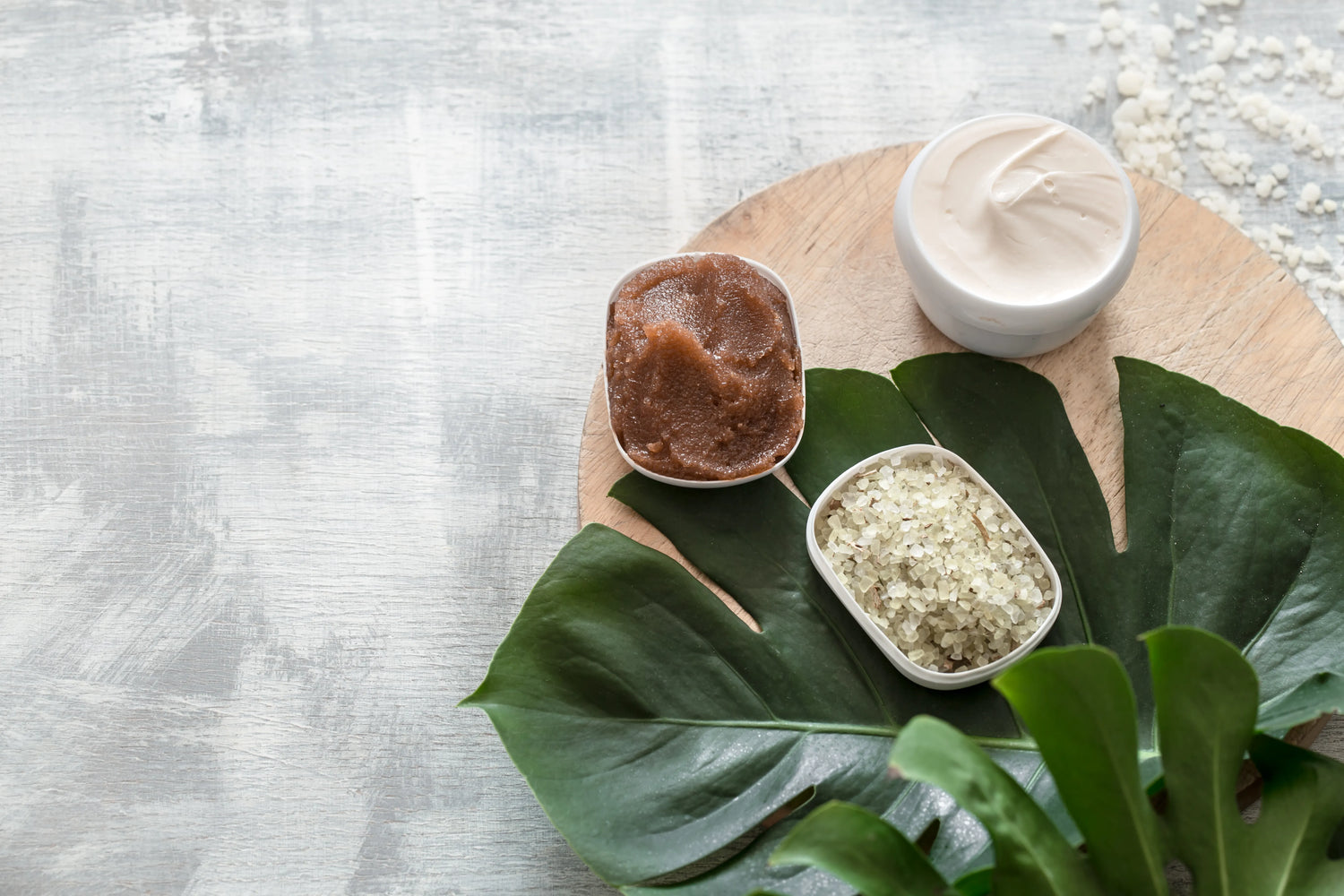 Composition spa avec masque capillaire hydratant, huiles naturelles et serviette blanche pour soin des cheveux secs