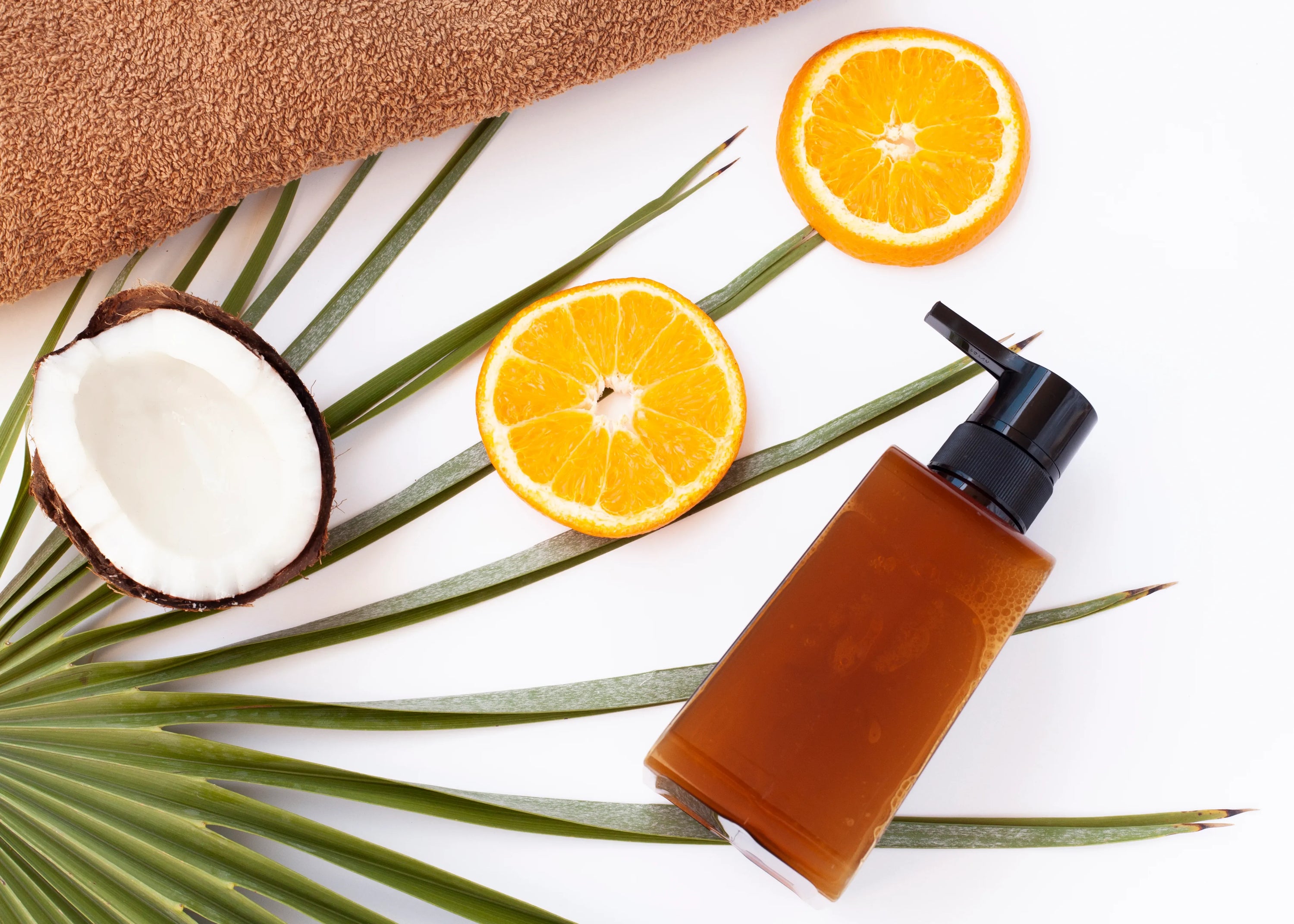 Spray protection solaire cheveux appliqué en été pour protéger les cheveux des UV, du sel et du chlore