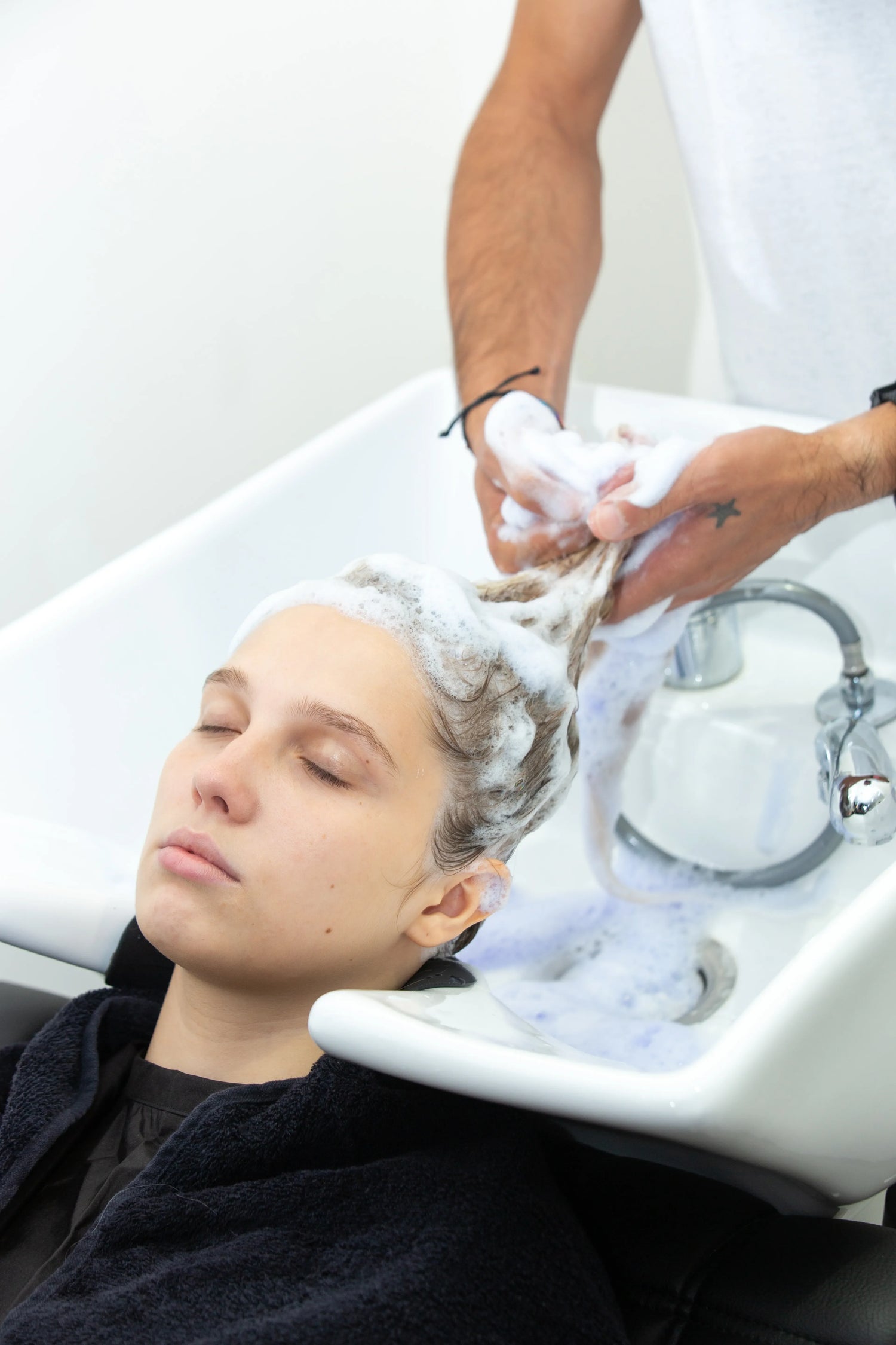 Lavage des cheveux avant l'application d'un masque cheveux maison pour nourrir et réparer les cheveux