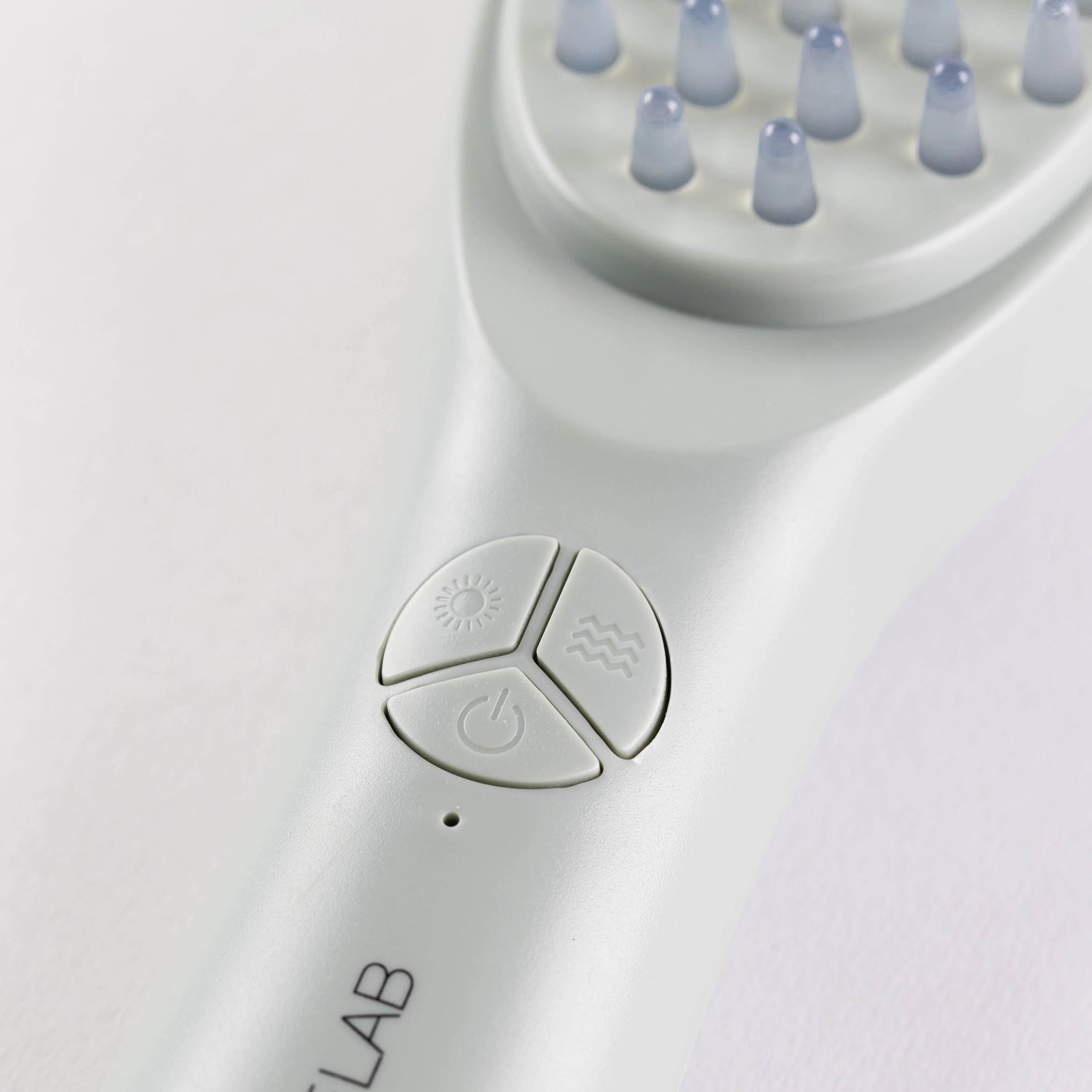 Découvrez notre brosse capillaire 5 en 1 LaPousseLab, équipée de luminothérapie rouge et bleue pour stimuler la circulation du cuir chevelu et favoriser la croissance des cheveux. Profitez d’un massage relaxant tout en améliorant la santé de vos cheveux