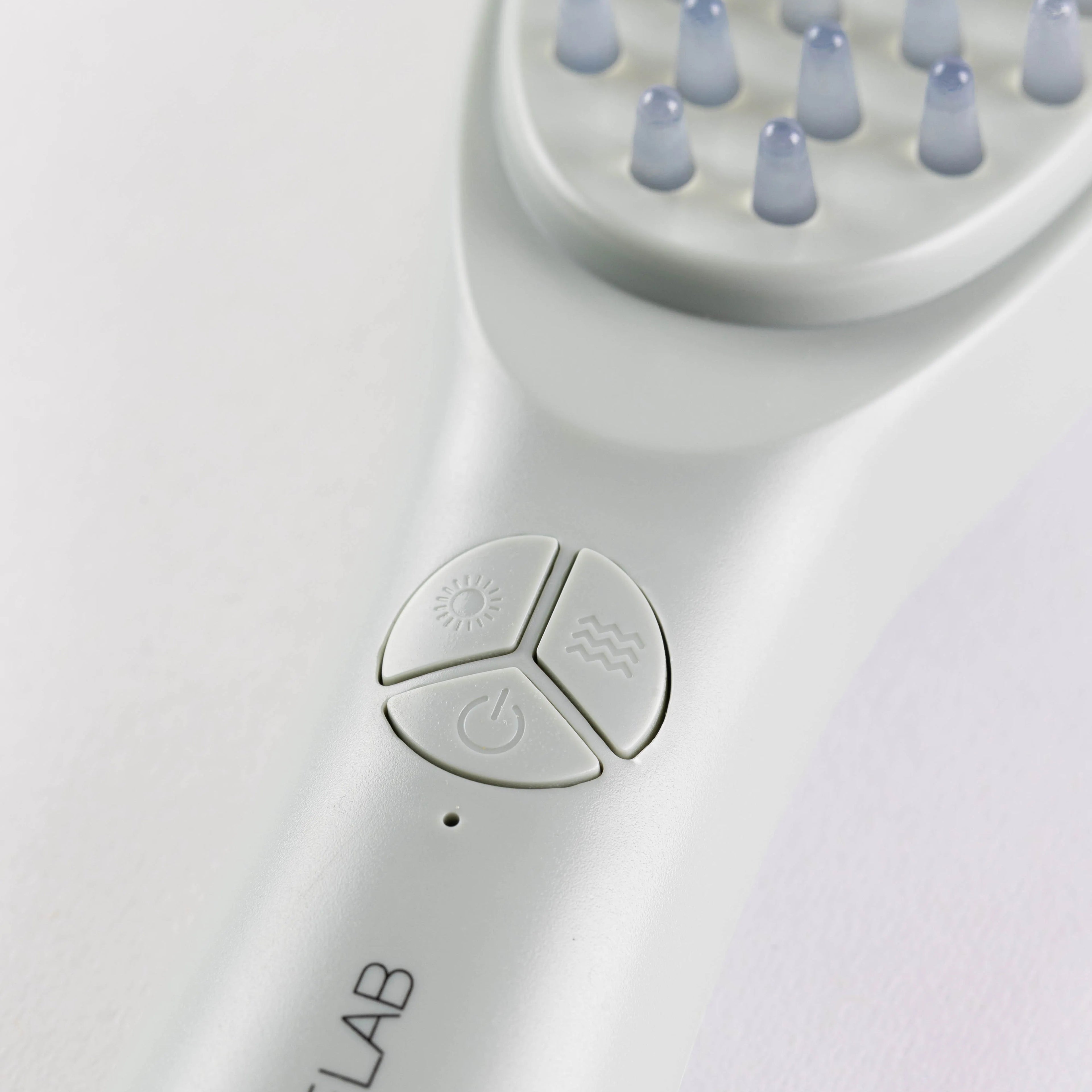 Découvrez notre brosse capillaire 5 en 1 LaPousseLab, équipée de luminothérapie rouge et bleue pour stimuler la circulation du cuir chevelu et favoriser la croissance des cheveux. Profitez d’un massage relaxant tout en améliorant la santé de vos cheveux