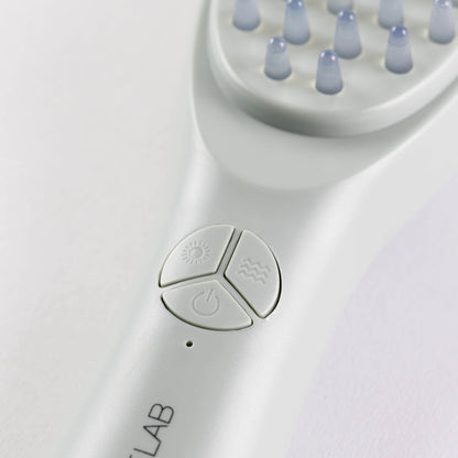 Découvrez notre brosse capillaire 5 en 1 LaPousseLab, équipée de luminothérapie rouge et bleue pour stimuler la circulation du cuir chevelu et favoriser la croissance des cheveux. Profitez d’un massage relaxant tout en améliorant la santé de vos cheveux