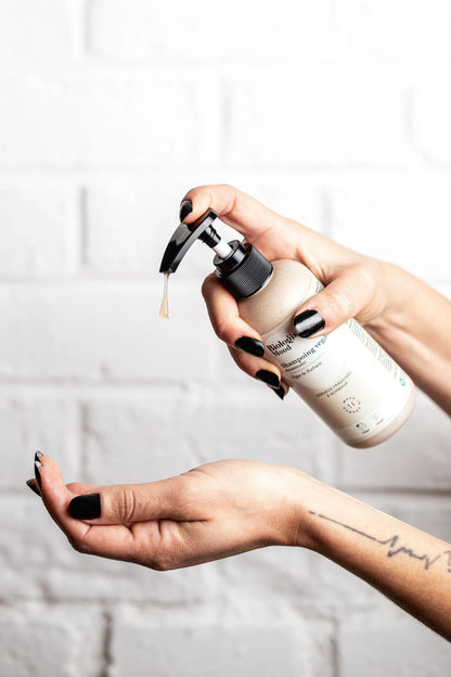 Application du shampoing nourrissant et hydratant à la figue de Barbarie – soin bio pour cheveux secs Biologist Mood