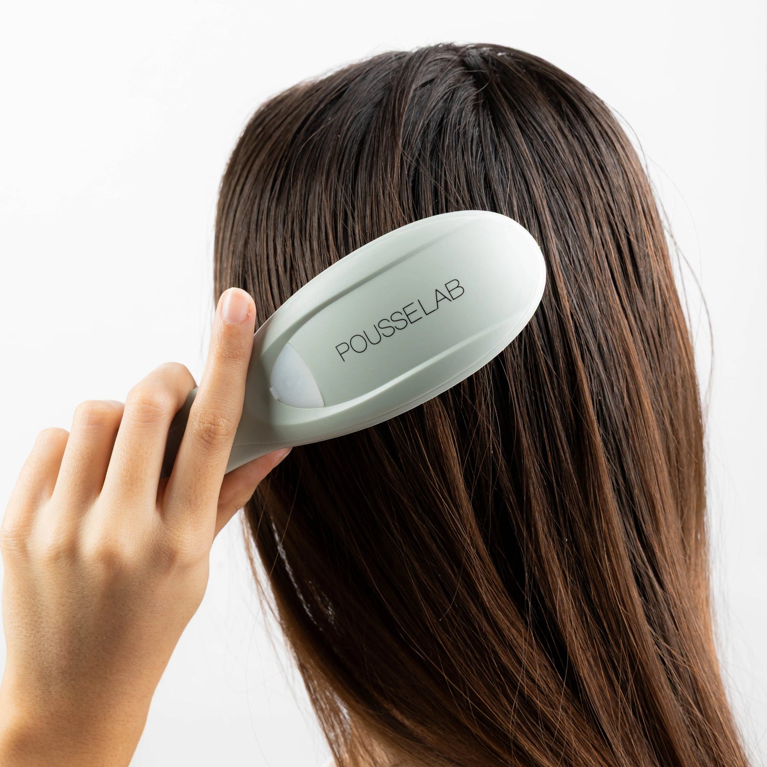 Brosse capillaire 5 en 1 PousseLab avec picots massants, luminothérapie et diffuseur de sérum pour stimuler la pousse des cheveux et améliorer la circulation du cuir chevelu