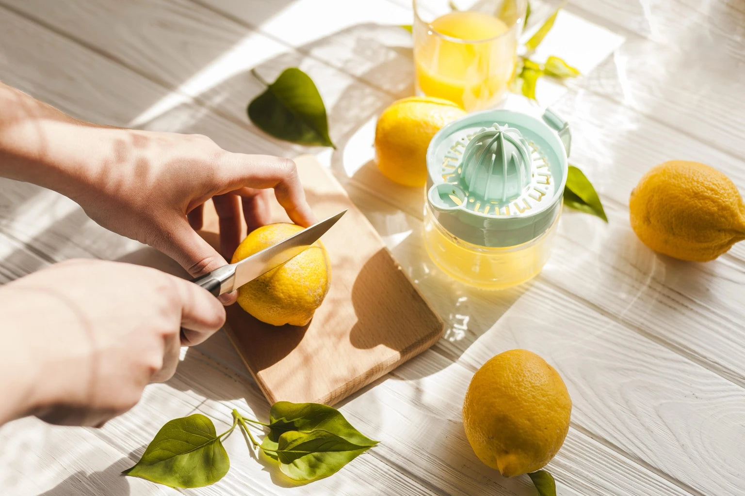 Préparation de jus de citron frais riche en vitamine C, ingrédient naturel pour fortifier les cheveux.