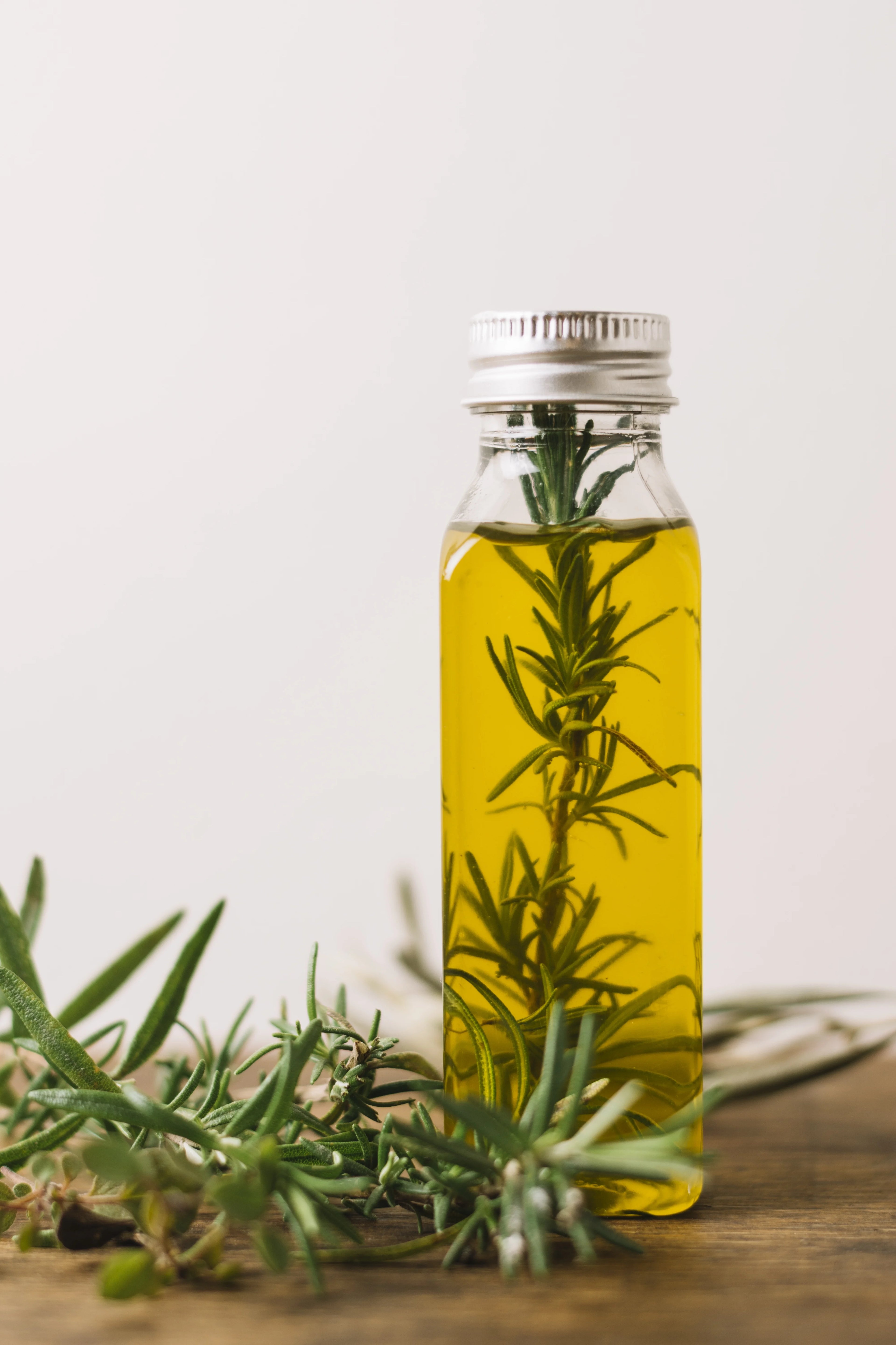 Bouteille d’huile de romarin naturelle – soin stimulant pour la pousse des cheveux et la microcirculation du cuir chevelu.