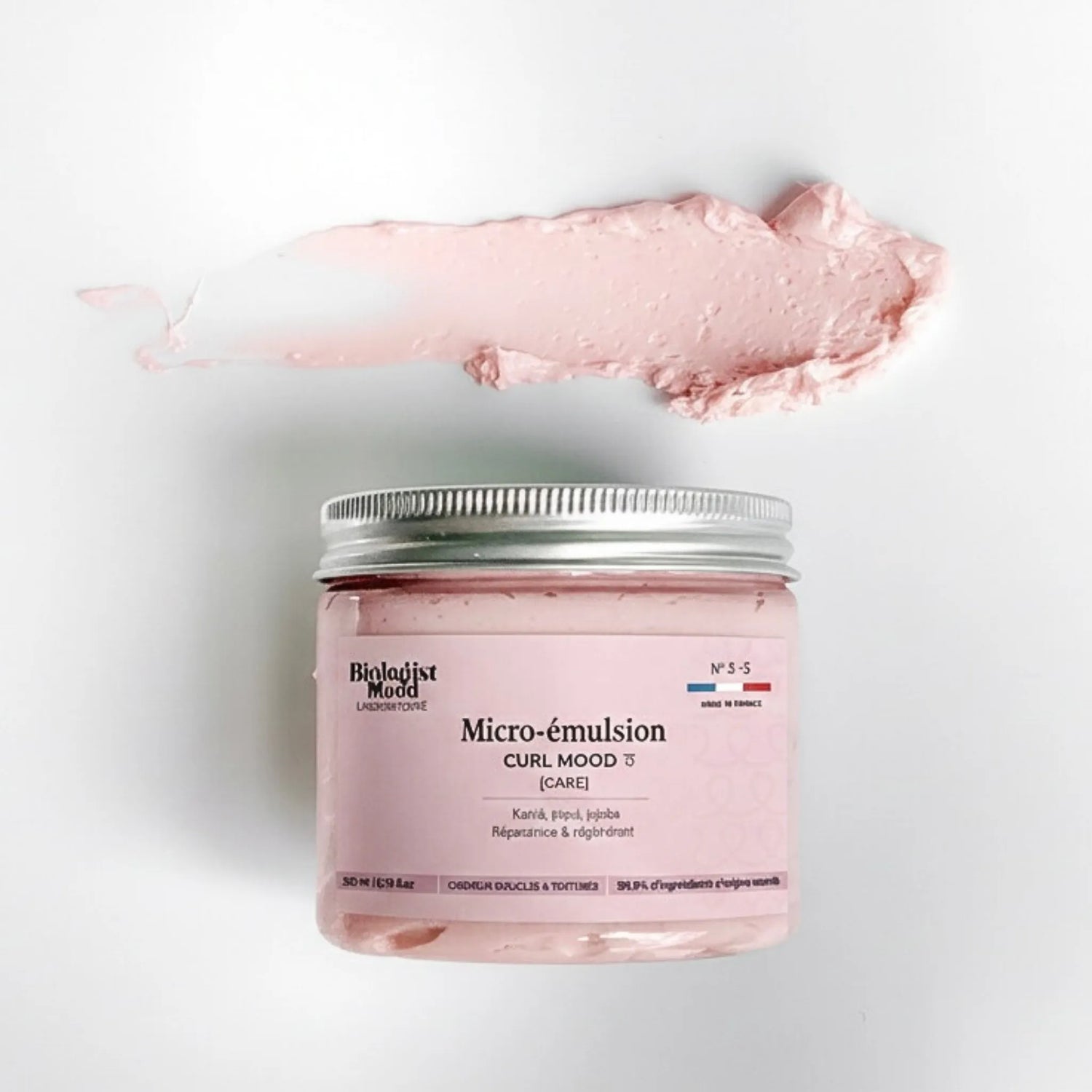 Micro-émulsion Curl Mood Care Biologist Mood pour cheveux bouclés, soin capillaire hydratant et définisseur, application et rendu sur les cheveux