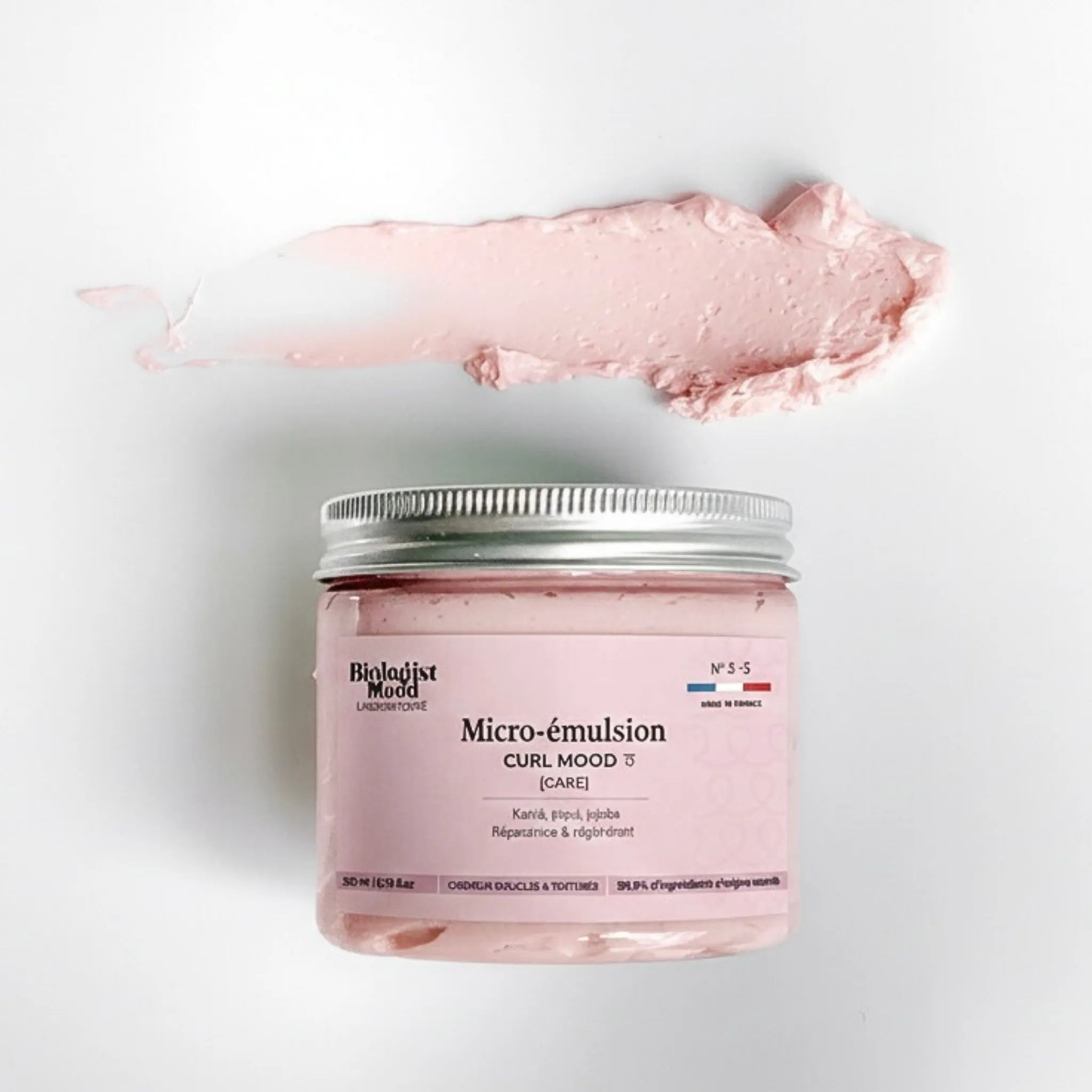 Micro-émulsion Curl Mood Care Biologist Mood pour cheveux bouclés, soin capillaire hydratant et définisseur, application et rendu sur les cheveux