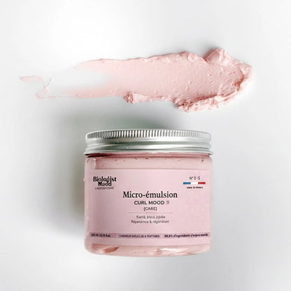 Micro-émulsion Curl Mood Care Biologist Mood pour cheveux bouclés, soin capillaire hydratant et définisseur, application et rendu sur les cheveux