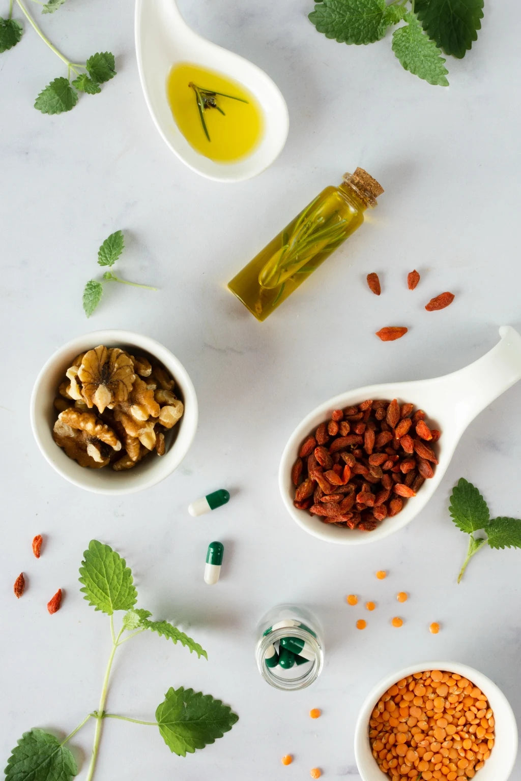 Pilules de complément alimentaire naturel entourées d’ingrédients sains comme les noix, les baies de goji et l’huile végétale, symbolisant la nutrition holistique pour la pousse des cheveux Biologist Mood