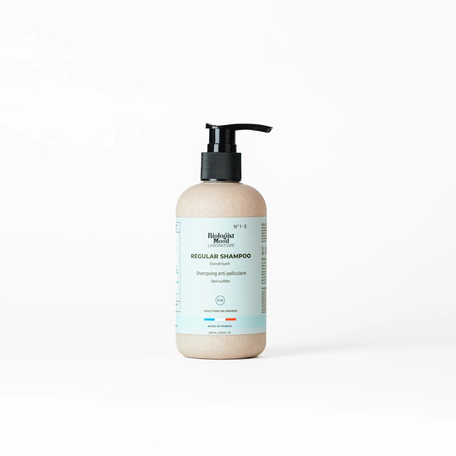 Flacon de shampoing sans sulfate vu de face sur fond blanc