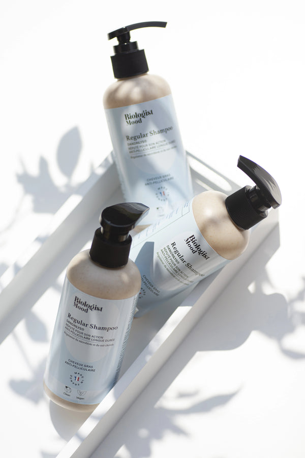 “Bouteilles du shampooing Biologist Mood Regular Shampoo, formule anti-pelliculaire longue durée adaptée aux cheveux gras et sans sulfate.”

