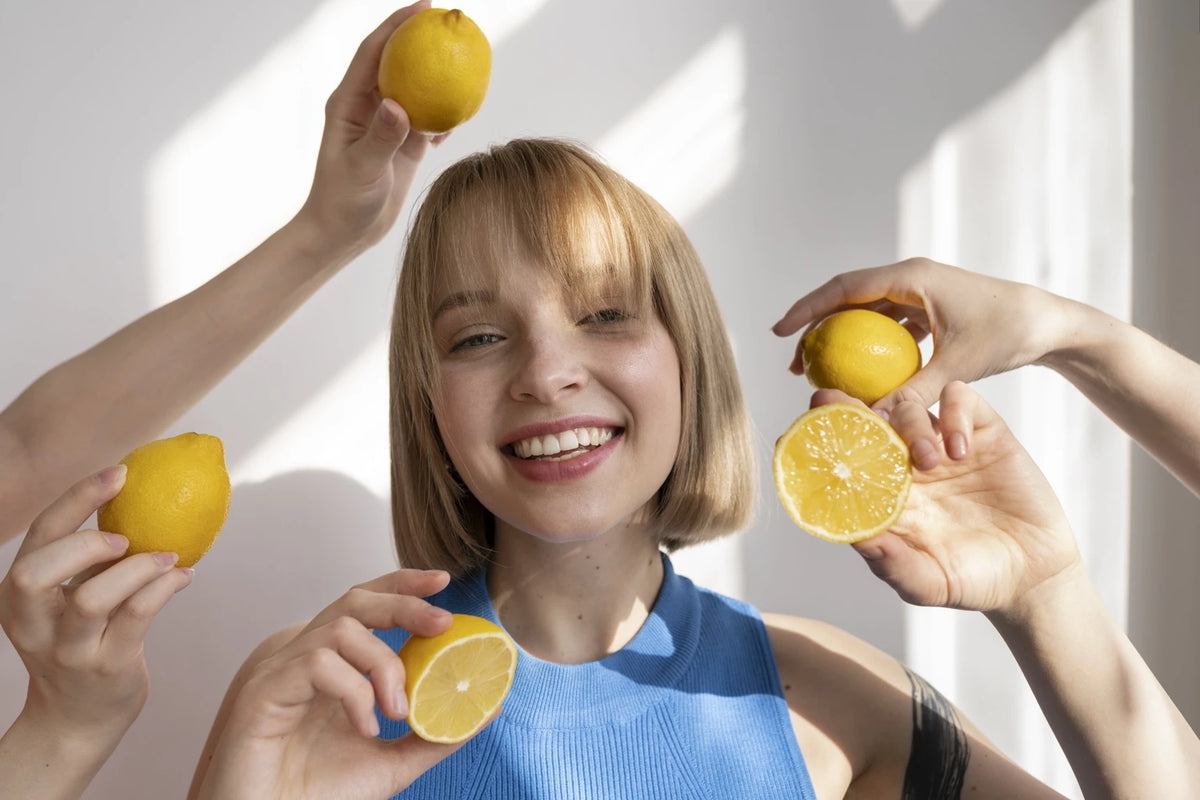 Femme souriante en peignoir savourant une boisson chaude, symbole de bien-être intérieur et d’une routine beauté naturelle avec les compléments alimentaires Biologist Mood.