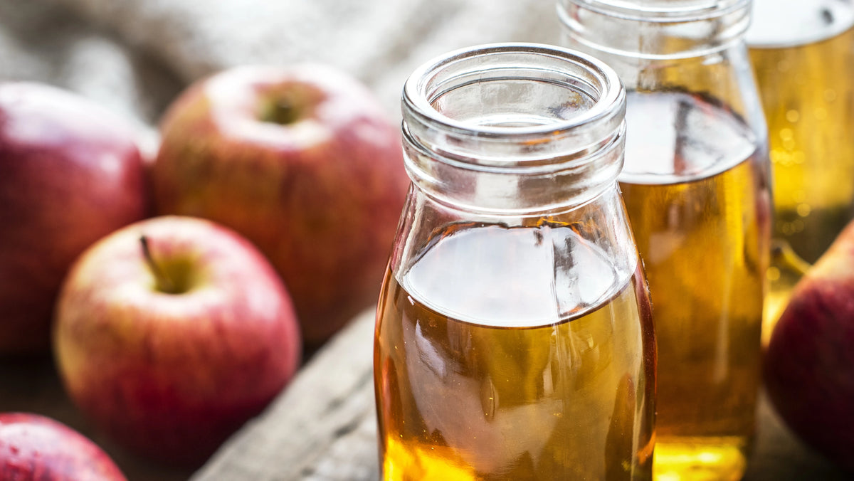  Bouteilles de vinaigre de cidre naturel bio à base de pommes, ingrédient capillaire réputé pour faire briller et purifier les cheveux.